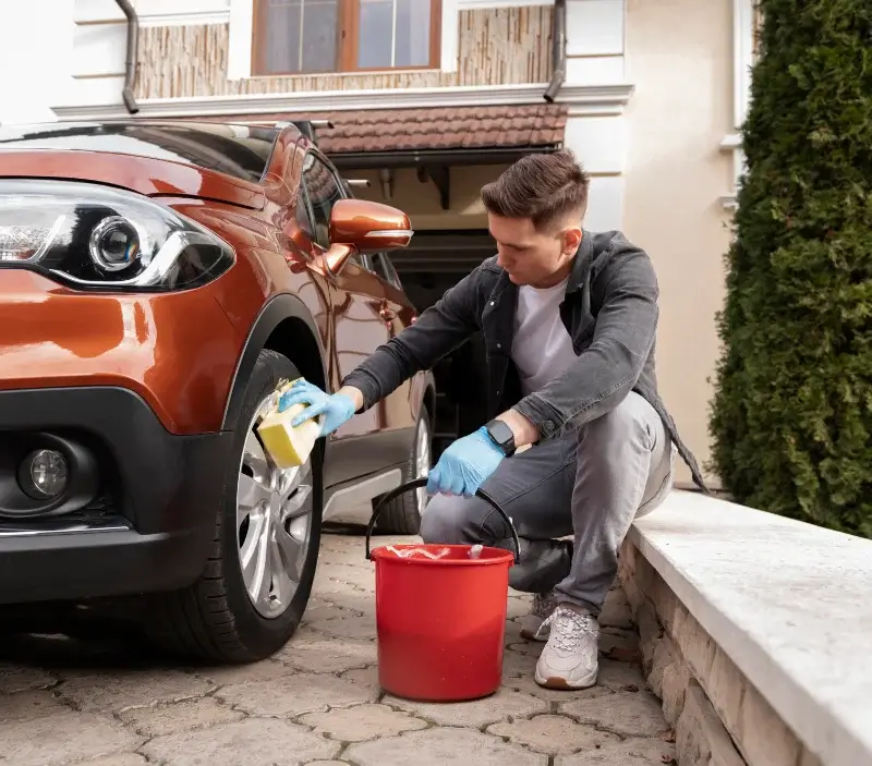 Lavage auto à domicile Saint-Nizier-d'Azergues : professionnel intervenant sur un véhicule